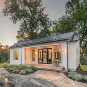 a photo of a modern house situated amidst a natura Knok2CUiRjOgMuYeLFzLjw qhZwEZm TJKjDGfPZOpE8Q