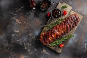 Spicy,Rack,Of,Spare,Ribs,With,Marinade,On,A,Wooden